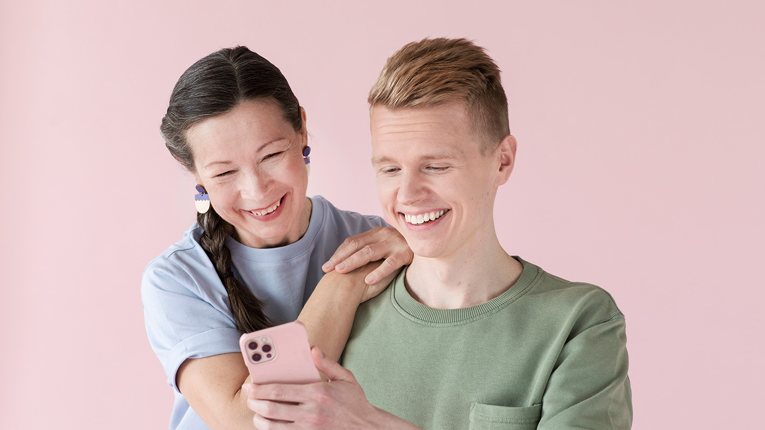 Nainen ja mies katsovat kännykkää